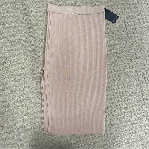 Never been worn with tags attached Marciano skirt - Picture 4 of 4
